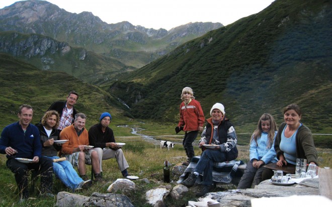 mit Besuch am Lagerfeuer: Michi (oranger Pullover), Flo (blaue Mütze), Martina (weiße Mütze), Sabine
